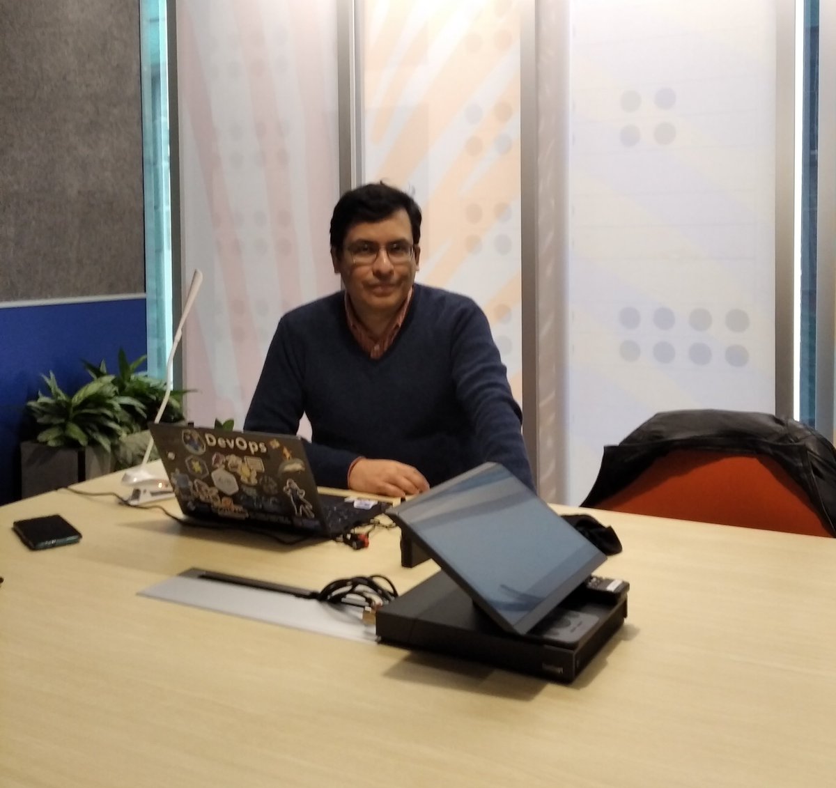fisica3's tweet photo. Listo para el primer #TableTopic de la maรฑana, hablaremos de estrategia #Cloud en el #MSBuild #MSBuild2022 #MVPBuzz https://t.co/WdVwX7lHBP
