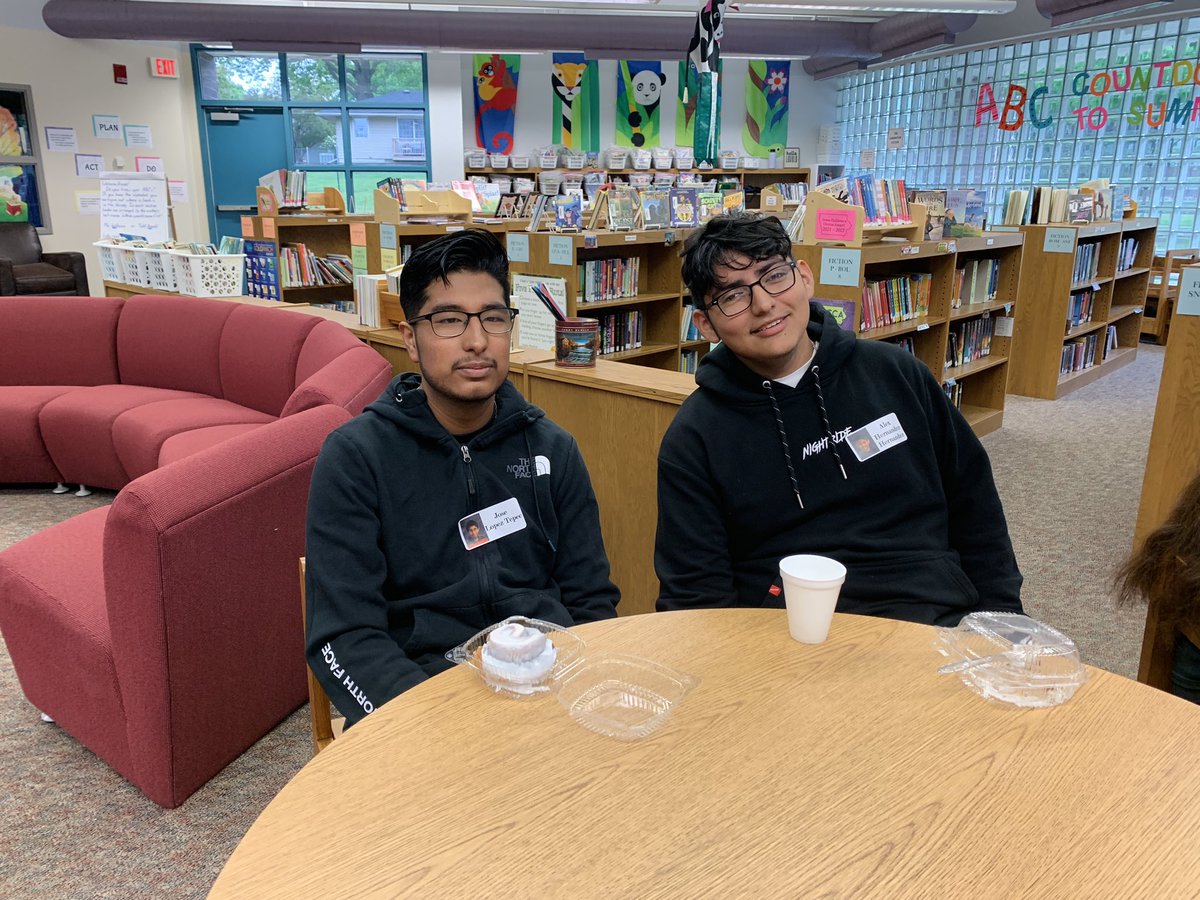 UrbandaleCSD's tweet photo. Welcome back, @UHS_UCSD Seniors (soon to be grads)! Great morning at Rolling Green as seniors share memories &amp; laughs of their elem years. Such a special time together. Thank you, seniors, for coming this morning! ❤️💙#RGpride https://t.co/K3g6iOxV4x