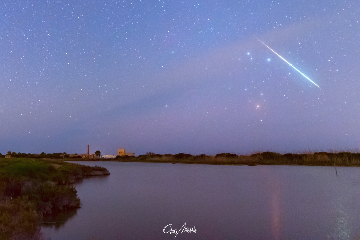 Today's Earth Science Picture of the Day
The Bolide: Make a "Very Light" Wish ☄️
Photographer: Orazio Mezzio
epod.usra.edu/blog/2022/06/t…

#EarthSciPicofDay #bolidemeteor #nightsky