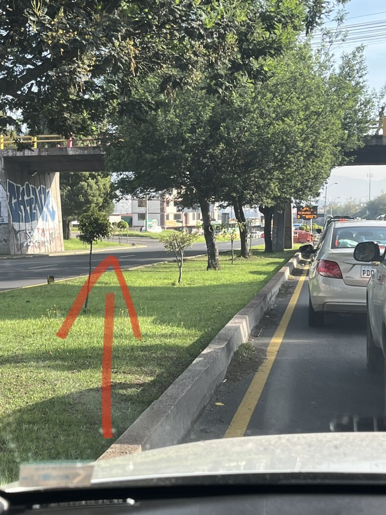 josbeto21's tweet photo. Añores @AMT_Quito podrían colaborar extendiendo el contra flujo si tienen tiempo desen una vuelta colaboren @24horasUIO @santiguarderas https://t.co/i3LJBAsvAT
