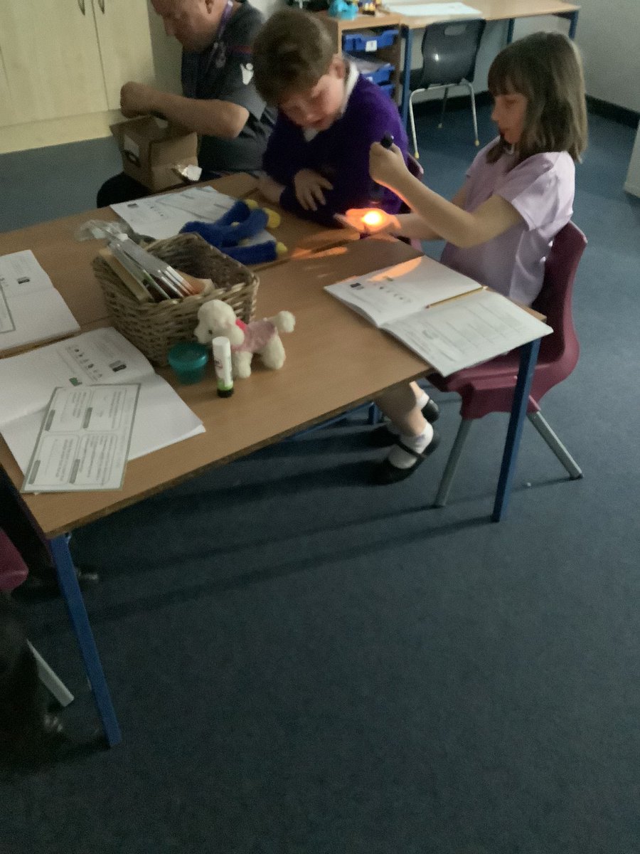 HaematiteEPS's tweet photo. Today we have been investigating how to make our shadows bigger and smaller and exploring the effect that changing the angle of the light source has. @IPAT_Edu @ScienceEps #science #light https://t.co/HgrQUoEF8J