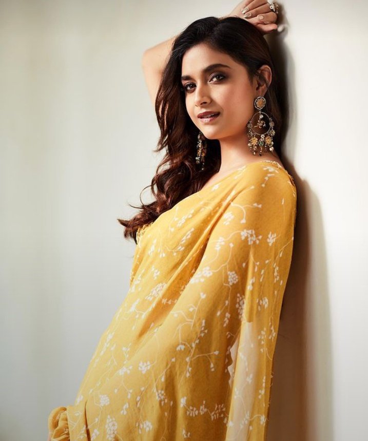 GayathriSreek11's tweet photo. Real Queen 🤩🤩
@KeerthyOfficial 😘😘😘
#KeerthySuresh #svppromotions https://t.co/rgyr5kWpPK