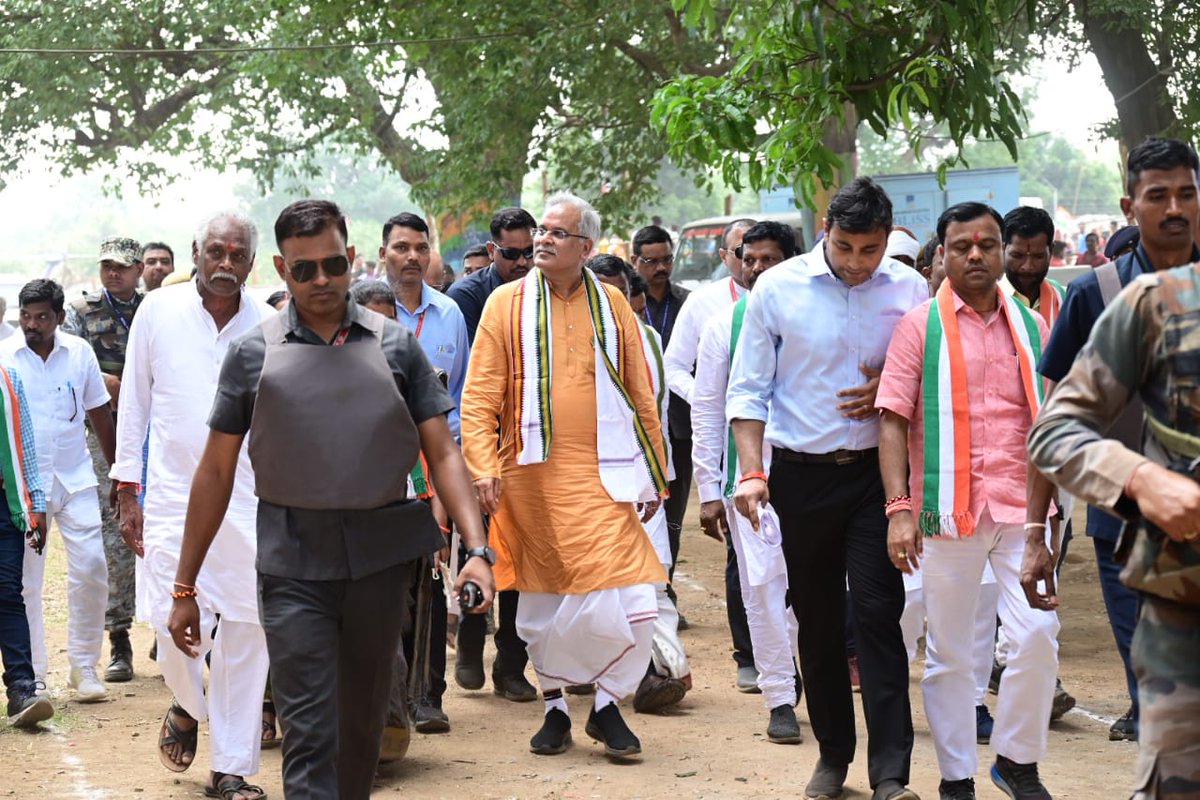 बस्तर में निर्भीक और निडर *हमर छत्तीसगढ़िया बघवा*

है गर्म हवाओं का डर उसको
*जो मखमल में ही पलता है,*
उसे अंगारों का भय क्या होगा
*जो काँटों पर ही चलता है।*