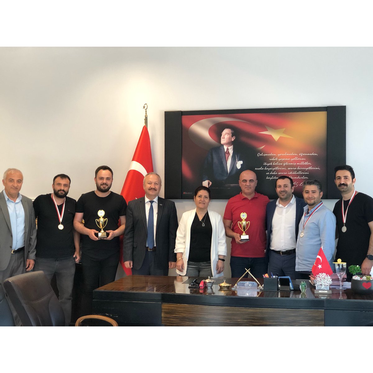 SgmPendik's tweet photo. 16-22 Mayıs Sosyal Güvenlik Haftası kapsamında Pendik Sosyal Güvenlik Merkezimizce düzenlenen Tavla ve Masa Tenisi Turnuvalarını kazanan Personellerimize Merkez Müdürümüz Sayın; Gülay TOKER personellerimizi tebrik edip, ödüllerini takdim etti. 
#sgk16yaşında https://t.co/hRsRMv2kpS
