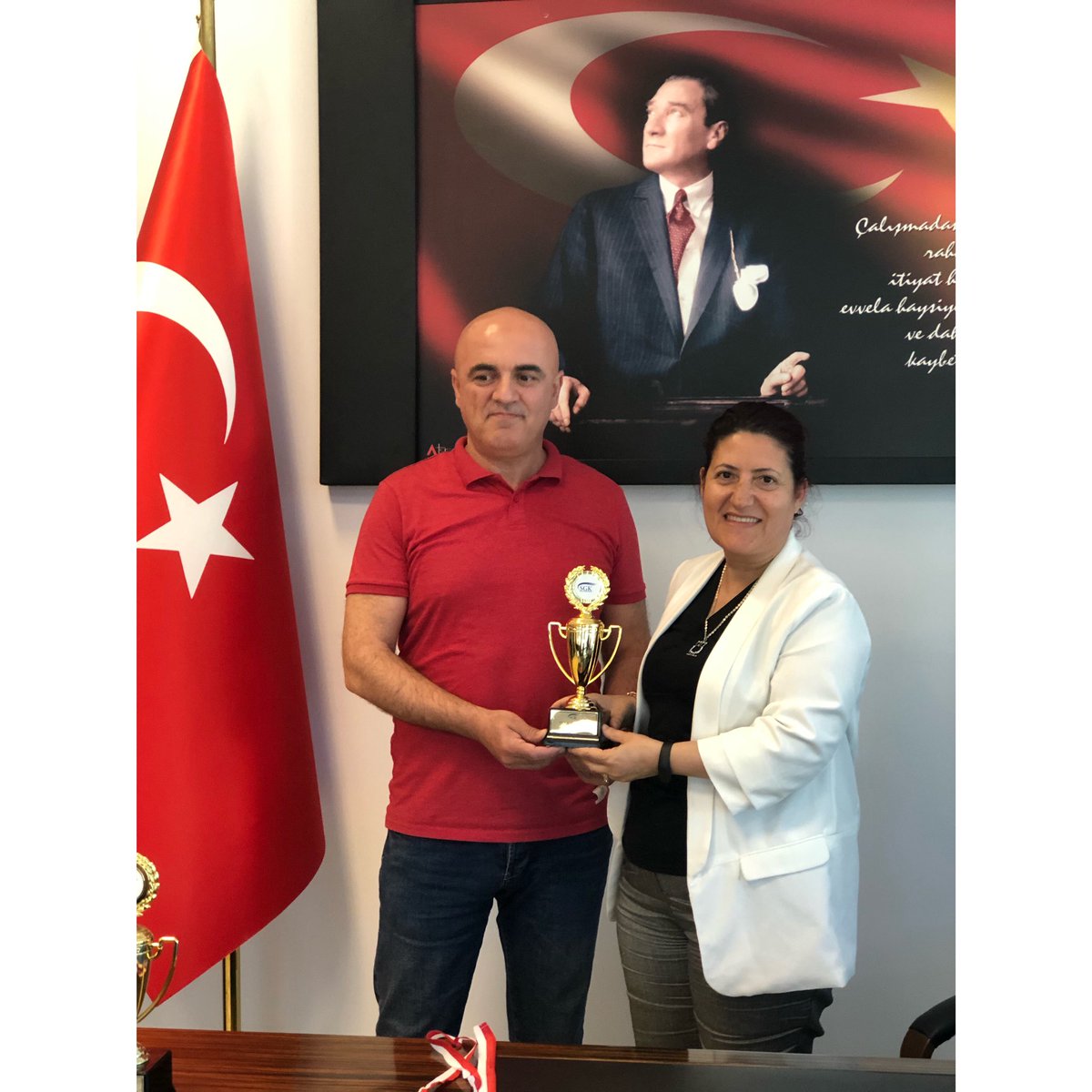 SgmPendik's tweet photo. 16-22 Mayıs Sosyal Güvenlik Haftası kapsamında Pendik Sosyal Güvenlik Merkezimizce düzenlenen Tavla ve Masa Tenisi Turnuvalarını kazanan Personellerimize Merkez Müdürümüz Sayın; Gülay TOKER personellerimizi tebrik edip, ödüllerini takdim etti. 
#sgk16yaşında https://t.co/hRsRMv2kpS