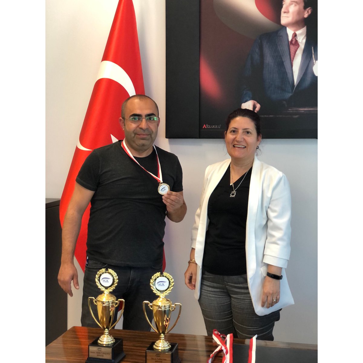 SgmPendik's tweet photo. 16-22 Mayıs Sosyal Güvenlik Haftası kapsamında Pendik Sosyal Güvenlik Merkezimizce düzenlenen Tavla ve Masa Tenisi Turnuvalarını kazanan Personellerimize Merkez Müdürümüz Sayın; Gülay TOKER personellerimizi tebrik edip, ödüllerini takdim etti. 
#sgk16yaşında https://t.co/hRsRMv2kpS