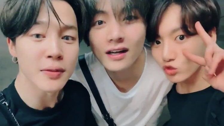 bangtinyboyys's tweet photo. They deserve all the happiness in the world https://t.co/m4fjoGaUmJ