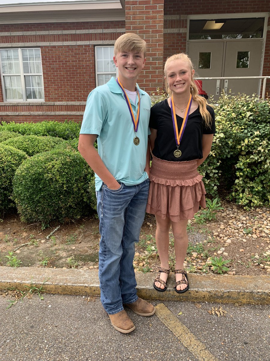 Lilykate30's tweet photo. Honored to be chosen by my teachers to receive the Leadership award for 7th grade. #neverafollower #makeyourmark @Los_Stuff @ExtraInningSB @IHartFastpitch @LegacyLegendsS1 https://t.co/61NL79jdmI