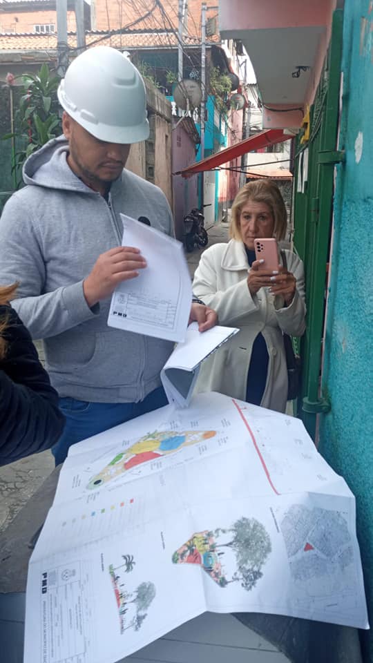 _LilianCabrera's tweet photo. Na manhã de ontem estive no Núcleo Habitacional Piratininga, com minha assessoria e a amiga Zenilda que é moradora da Passagem Trindade, para acompanhar o início da obra que prevê melhorias no local. 

Gratidão Pefeito Filippi, Secretário Ronaldo Lacerda e toda equipe. https://t.co/eh3xcWdbWs
