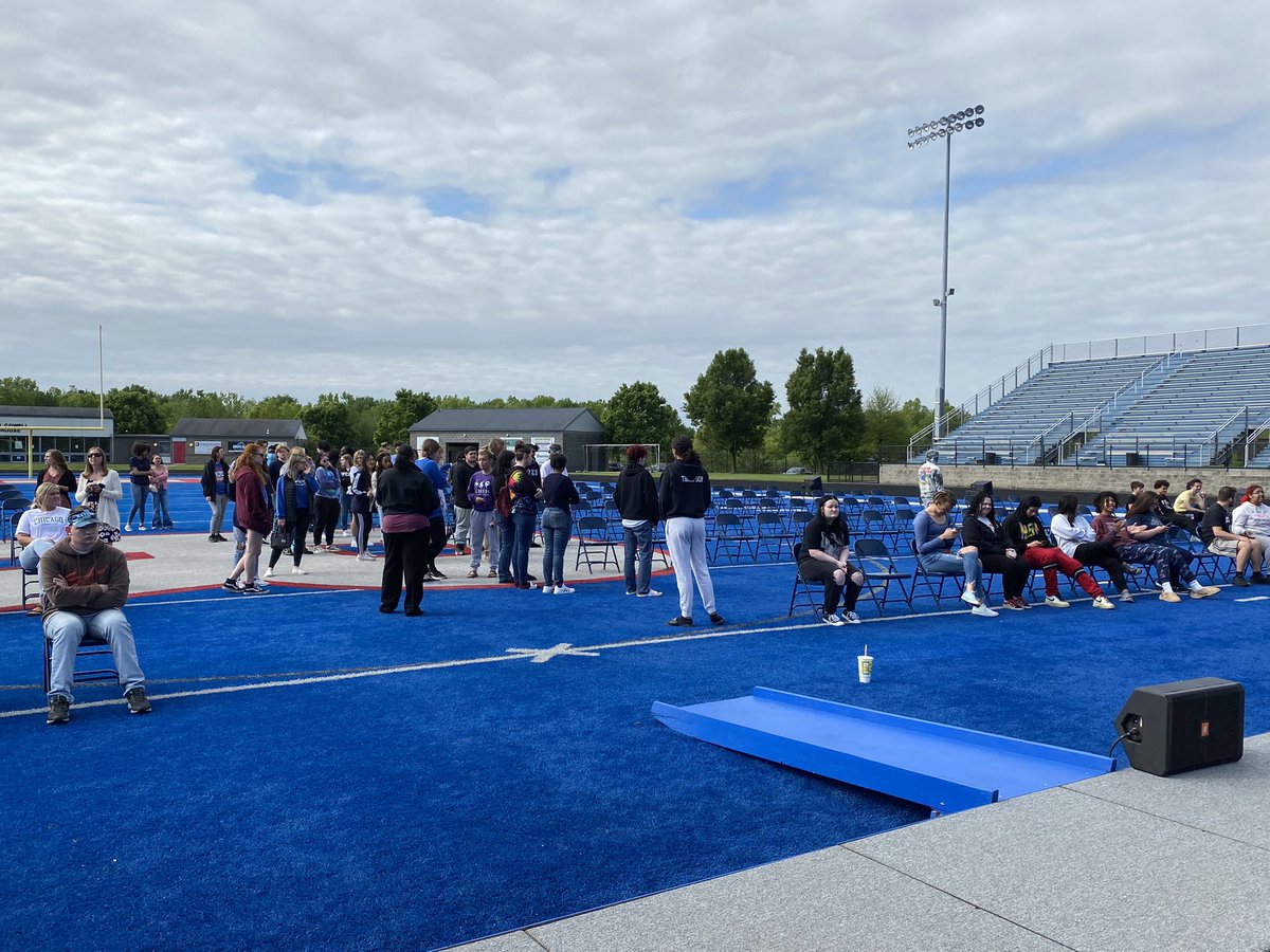 RavennaSupt's tweet photo. Graduation practice. #GoAndBeFree #OnlyInRavenna https://t.co/N2BLch4wzV