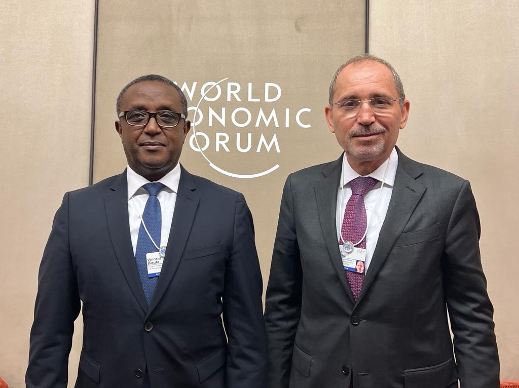 Minister @Vbiruta met with @AymanHsafadi on the sidelines of #DAVOS22. The two Ministers reiterated their commitment to further strengthen the relations between #Rwanda and #Jordan.