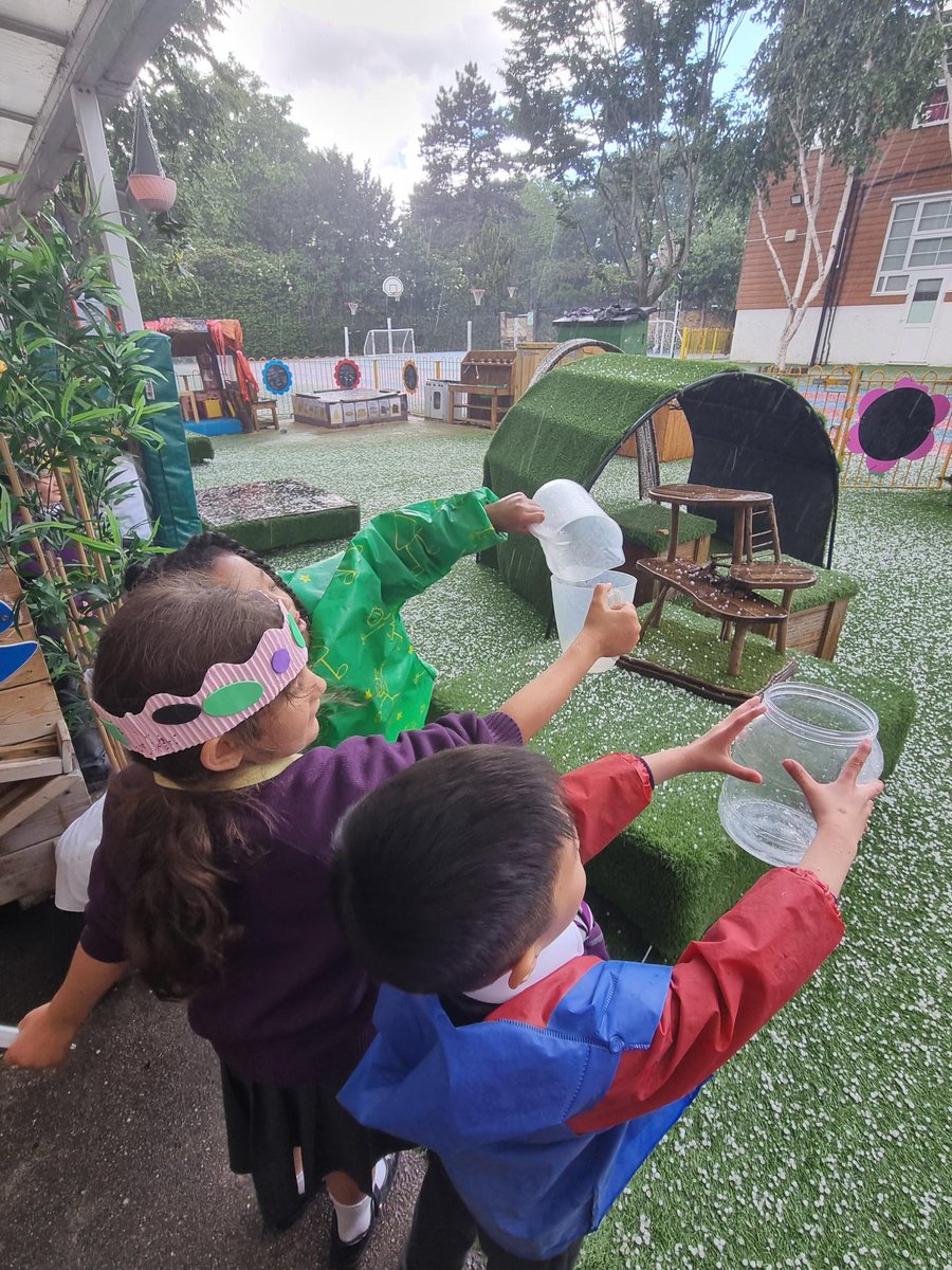 HPA_Philip_Lane's tweet image. Reception came out see the hailstorm today! They observed, collected and felt the ice 🧊. They conducted experiments 🔬 by adding it to their water tray and discovered it melts 🫠! #HPAPLReception @HarrisFed