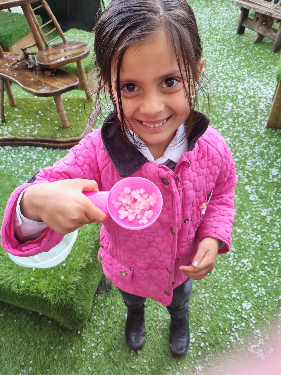 HPA_Philip_Lane's tweet image. Reception came out see the hailstorm today! They observed, collected and felt the ice 🧊. They conducted experiments 🔬 by adding it to their water tray and discovered it melts 🫠! #HPAPLReception @HarrisFed