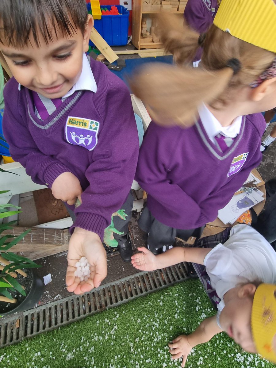 HPA_Philip_Lane's tweet image. Reception came out see the hailstorm today! They observed, collected and felt the ice 🧊. They conducted experiments 🔬 by adding it to their water tray and discovered it melts 🫠! #HPAPLReception @HarrisFed