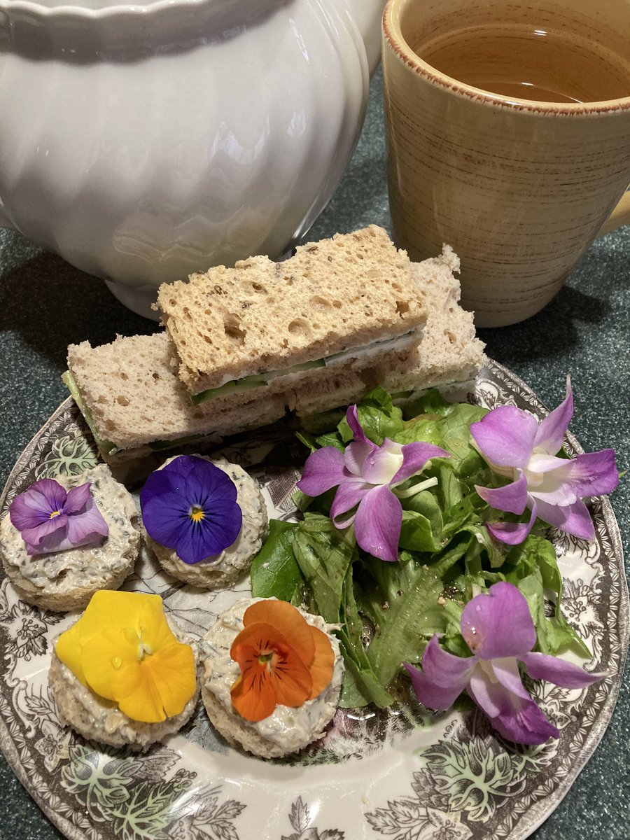 TozyTea's tweet photo. Just a few hours until #TeaHour @TeaHourUK at 7pm (GMT). We hope you’ll join us for a fun and enjoyable hour of #TeaChat with fantastic folks! We’ve  a lot of fun things to discuss this evening. So ponder the #tea and #TeaVessel you’ll be using. See you then! https://t.co/aC1DZbNs6S