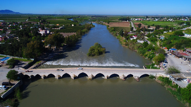 Ölümsüzlük Köprüsü (Misis Köprüsü), Misis Ceyhan Nehri üzerindeki tarihi köprüdür.Anadolu'nun ilk Roma köprüsü olarak bilinen köprü, yöredeki inanca göre Kuran’da adı geçen Lokman Hekim’in ölümsüzlük ilacını kaybettiği köprüdür.