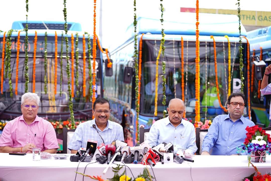 प्रदूषण के ख़िलाफ़ जंग में दिल्ली ने आज नया अध्याय लिखा है। 

आज से दिल्ली की सड़कों पर एक साथ 150 इलेक्ट्रिक AC बसें चलना शुरु हो गई हैं। मुख्यमंत्री Arvind Kejriwal जी ने भी बस में बैठकर सफ़र किया, इन बसों में सभी आधुनिक सुविधाएं हैं।
