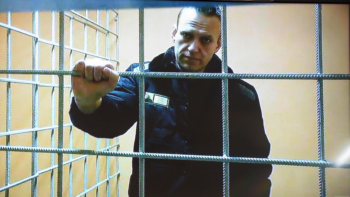 nexta_tv's tweet photo. "I despise your court, I despise your system and despise your power, I am not afraid of either you or the bunker old man. And I urge everyone not to be afraid, because this is a crime against yourself," Alexey @navalny said today in court. https://t.co/0U1iSEs2Un