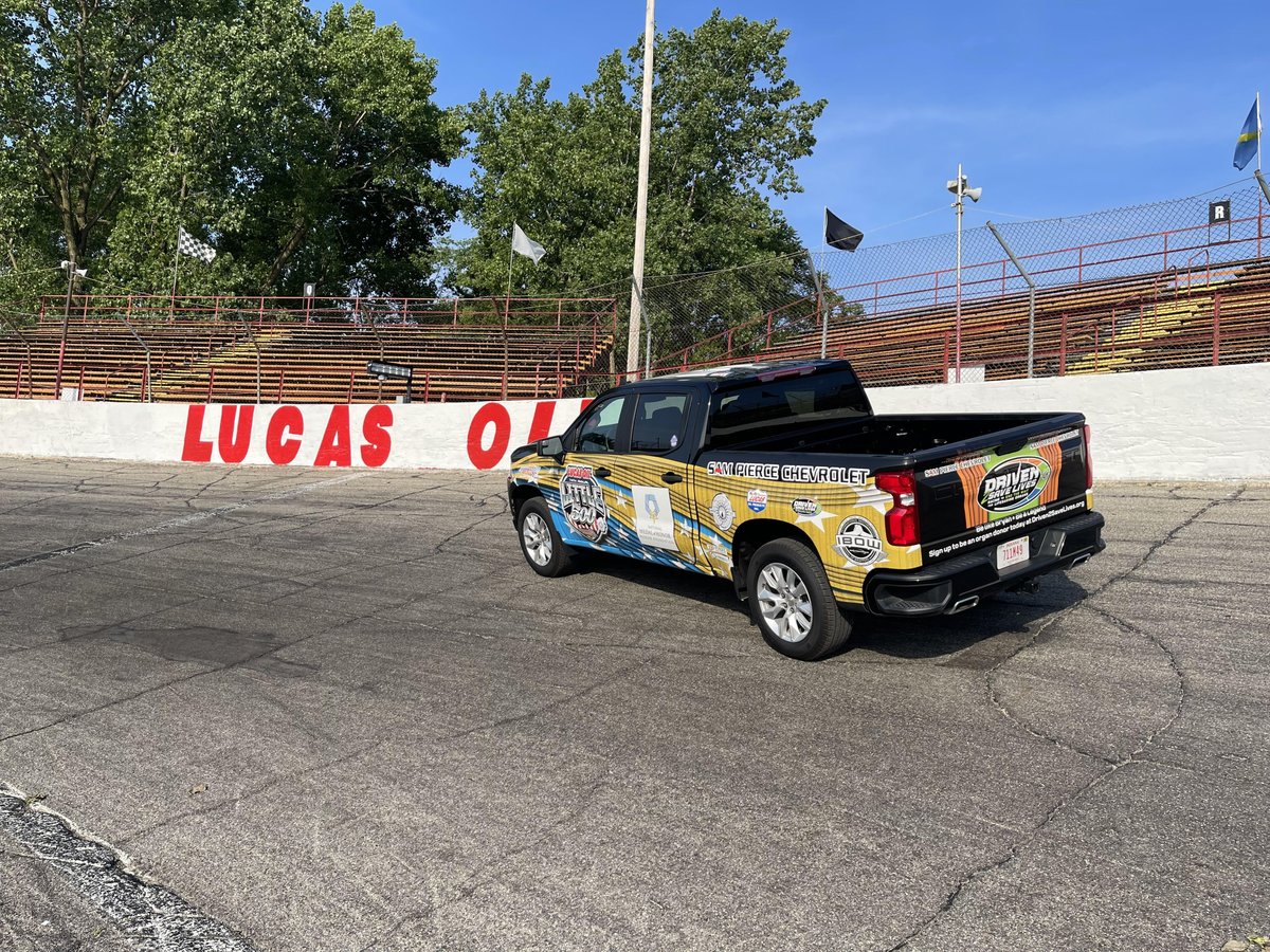 AndersonSpeedwy's tweet photo. The @lucas_oil Little 500 Presented by UAW Official Pace is ready to lead the field to green!
This year, the truck honors two great causes; The @MohMuseum and the 3,511 #MedalofHonor Recipients, and the @Driven2Save Lives mission.
Big thanks to @SamPierceChevy!
#Little500 https://t.co/nmdOTOzfvD