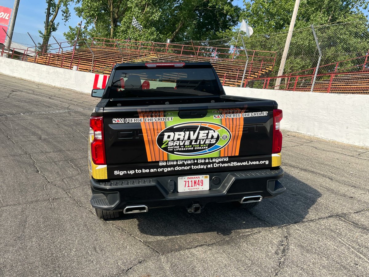 AndersonSpeedwy's tweet photo. The @lucas_oil Little 500 Presented by UAW Official Pace is ready to lead the field to green!
This year, the truck honors two great causes; The @MohMuseum and the 3,511 #MedalofHonor Recipients, and the @Driven2Save Lives mission.
Big thanks to @SamPierceChevy!
#Little500 https://t.co/nmdOTOzfvD