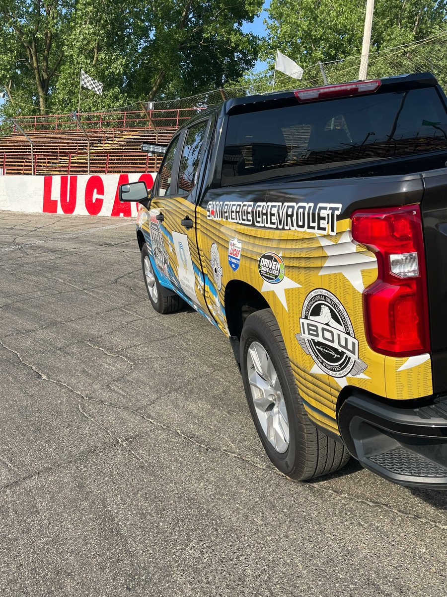 AndersonSpeedwy's tweet photo. The @lucas_oil Little 500 Presented by UAW Official Pace is ready to lead the field to green!
This year, the truck honors two great causes; The @MohMuseum and the 3,511 #MedalofHonor Recipients, and the @Driven2Save Lives mission.
Big thanks to @SamPierceChevy!
#Little500 https://t.co/nmdOTOzfvD
