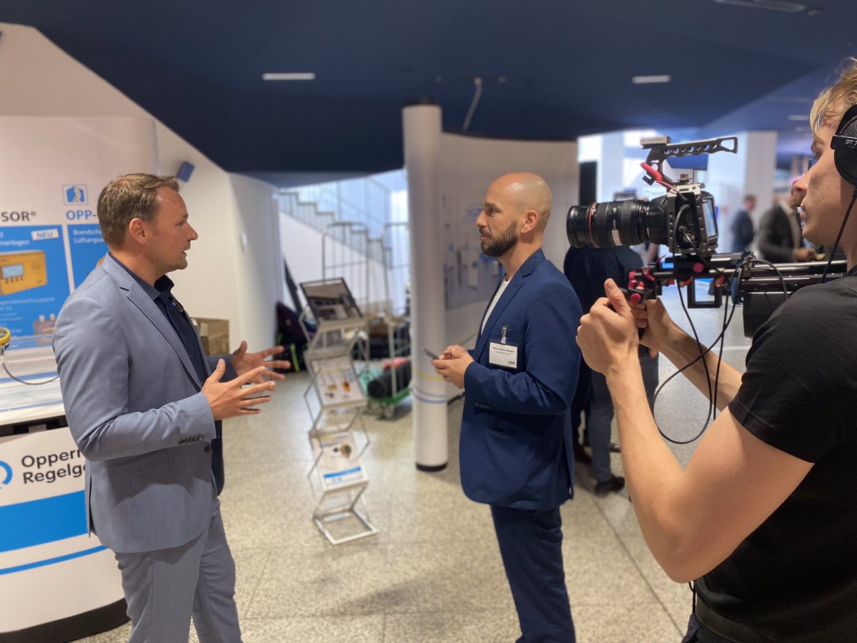 HBewegtbild's tweet photo. Heute Kick-off zur Fachforum Gebäudeautomation Reihe in der Liederhalle zu Stuttgart. Vierzehn namhafte Industriepartner und über 100 Teilnehmerinnen. Spannende Themen, Interviews, tolle Referentinnen und eine tolle Location!

 #Tab #Liederhalle #Bauverlag #herrbewegtbild https://t.co/pFQWy7T4qX
