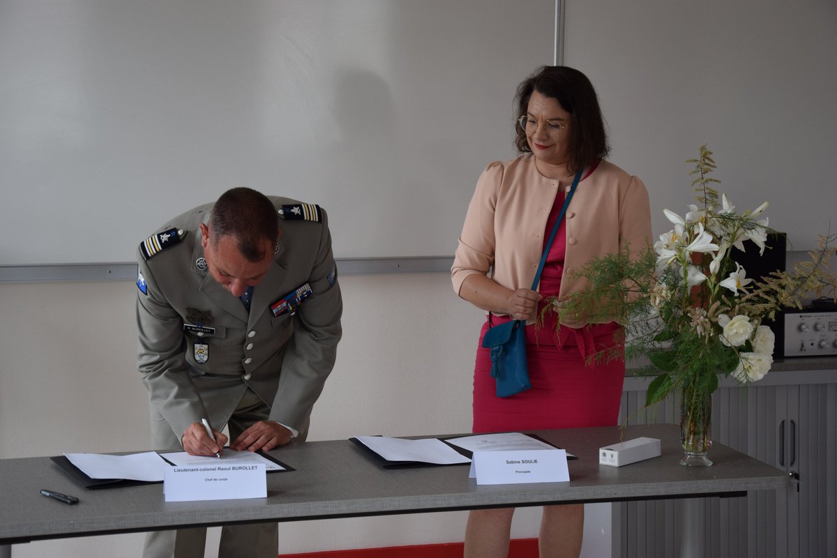 14eBsmat's tweet photo. Signature d’une convention de partenariat entre la @14eBsmat et le collège Patrick Baudry de Nouâtre, en présence du DMD 37 et du directeur académique des services de l’Éducation Nationale (DASEN).
Présence des collégiens dans les futures activités de la base !
#jeunesse #DSNJ https://t.co/VxfSCiSqOl