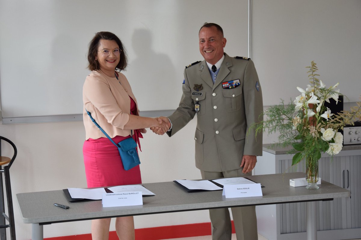 14eBsmat's tweet photo. Signature d’une convention de partenariat entre la @14eBsmat et le collège Patrick Baudry de Nouâtre, en présence du DMD 37 et du directeur académique des services de l’Éducation Nationale (DASEN).
Présence des collégiens dans les futures activités de la base !
#jeunesse #DSNJ https://t.co/VxfSCiSqOl