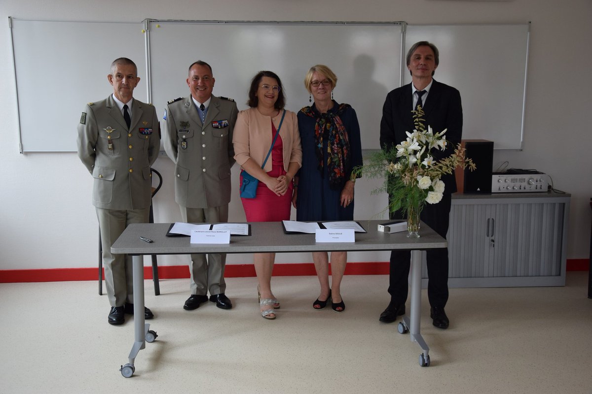 14eBsmat's tweet photo. Signature d’une convention de partenariat entre la @14eBsmat et le collège Patrick Baudry de Nouâtre, en présence du DMD 37 et du directeur académique des services de l’Éducation Nationale (DASEN).
Présence des collégiens dans les futures activités de la base !
#jeunesse #DSNJ https://t.co/VxfSCiSqOl