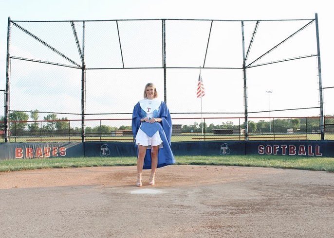 BrooklynConra13's tweet photo. Wrapped up High school with scholarship and softball banquets, along with graduation pictures. Thank you THS for best 4 years. Don’t worry I’m not going far❤️ @BraveFastpitch @miamiuniversity @TalawandaHS #Classof2022 #graduate https://t.co/2su3iImxOE