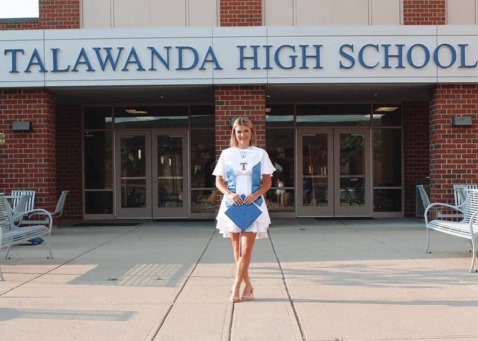 BrooklynConra13's tweet photo. Wrapped up High school with scholarship and softball banquets, along with graduation pictures. Thank you THS for best 4 years. Don’t worry I’m not going far❤️ @BraveFastpitch @miamiuniversity @TalawandaHS #Classof2022 #graduate https://t.co/2su3iImxOE