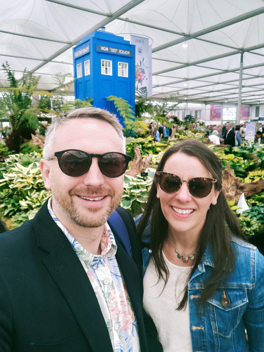 lauralsands's tweet photo. Getting a *bit* #Chelseaflowershow, but did spot @TheMontyDon and @Botanygeek so it's not all bad. Plus we have champagne 🍾 https://t.co/DehnToesQj