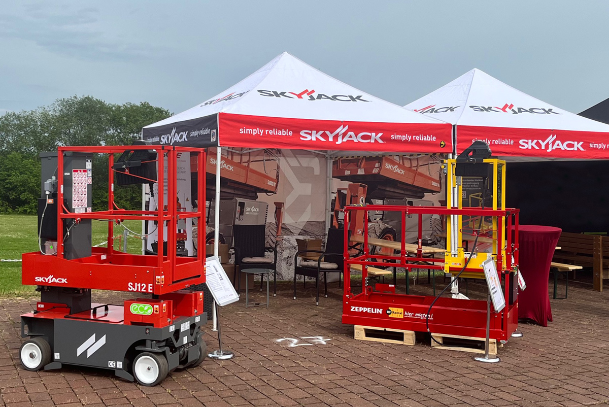 SkyjackInc's tweet photo. Attending Innovationstag/Innovation Days in Germany today? Stop by stand 27 to see our new SJ12 E vertical mast lift, and our XStep for Xtra access and fleet flexibility. #Tradeshow #BornToLift https://t.co/cMUd9oj7He