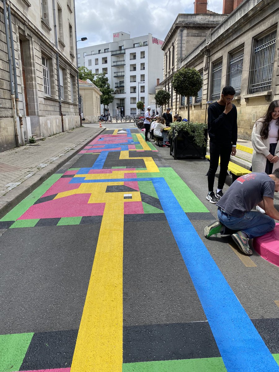Mann_celine3's tweet photo. Participation au projet #fresque de nos élèves de #bacpro #GATL @BremontierLP ds le cadre de la #vegetalisation de la rue #cazemajor #bordeaux Grand merci à l’artiste @GuillaumitM pour son invitation @Bordeaux ! Nos élèves sont ravis 😍 https://t.co/rmCdSK4azc