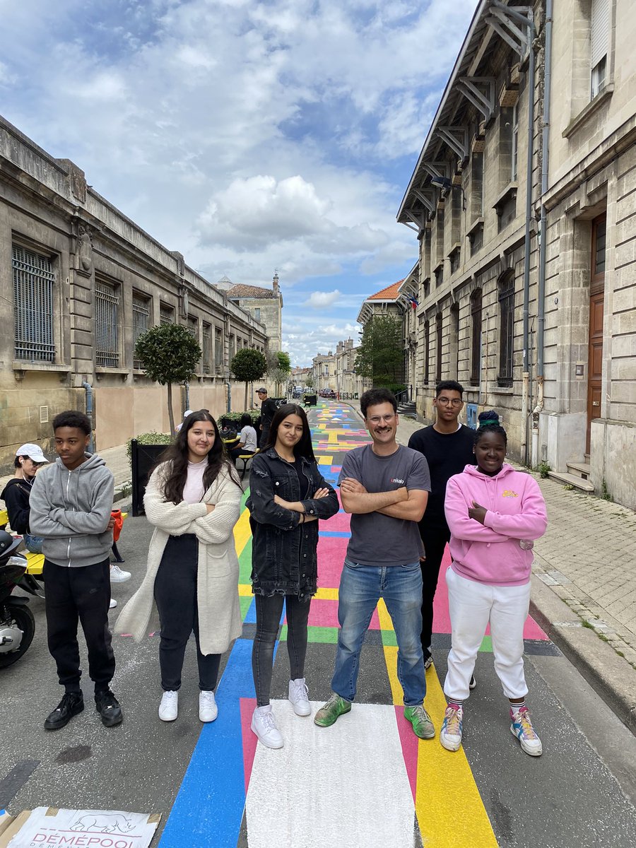 Mann_celine3's tweet photo. Participation au projet #fresque de nos élèves de #bacpro #GATL @BremontierLP ds le cadre de la #vegetalisation de la rue #cazemajor #bordeaux Grand merci à l’artiste @GuillaumitM pour son invitation @Bordeaux ! Nos élèves sont ravis 😍 https://t.co/rmCdSK4azc