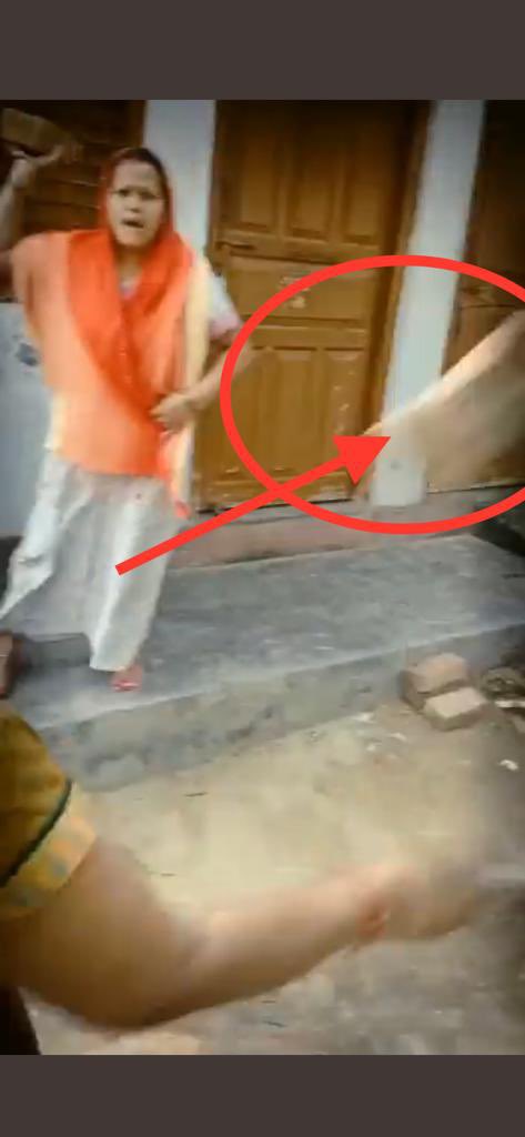 fyadaapz's tweet photo. @SANJAYK42237793 Suruaat me mata ji ko ek badi eth lagi or fir ush orat ne kuch feka aap media k ek ache pravakta hai aap pe eshe bate sobha nahi deti https://t.co/OX2FS4aFd4