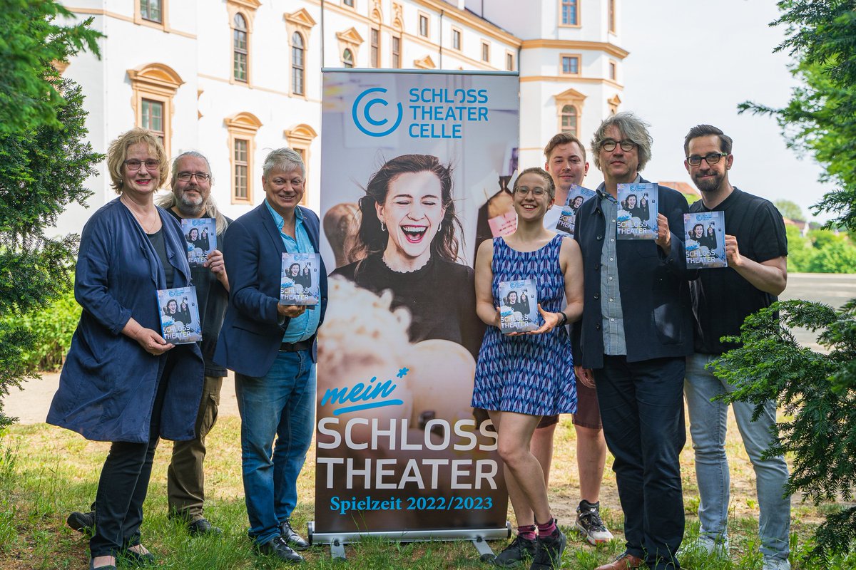 TheaterCelle's tweet photo. Das neue Spielzeitheft ist da! Die Theatersaison 2022/23 kann kommen. 
Präsentiert von: (v.l.n.r.) Geschäftsführerin K. Lohmann, Th. Boltz (Kasse), Intendant A. Döring, E. Anschein (Dramaturgie), L. Rosenbaum (Marketing), M. Schubert (Chefdramaturg) und C. Stych (Grafik&amp;Design). https://t.co/9rsvsX7tgX
