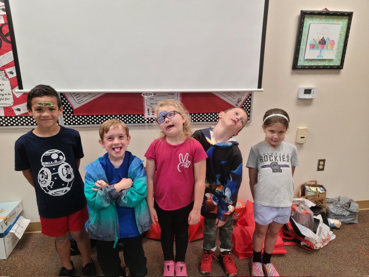 HmeCounselor's tweet photo. Mrs. Reynolds' friends had fun as the HME News Crew this morning!
@HmeCounselor #HMEProud #CardinalsHaveCharacter https://t.co/UFGwkROzlK
