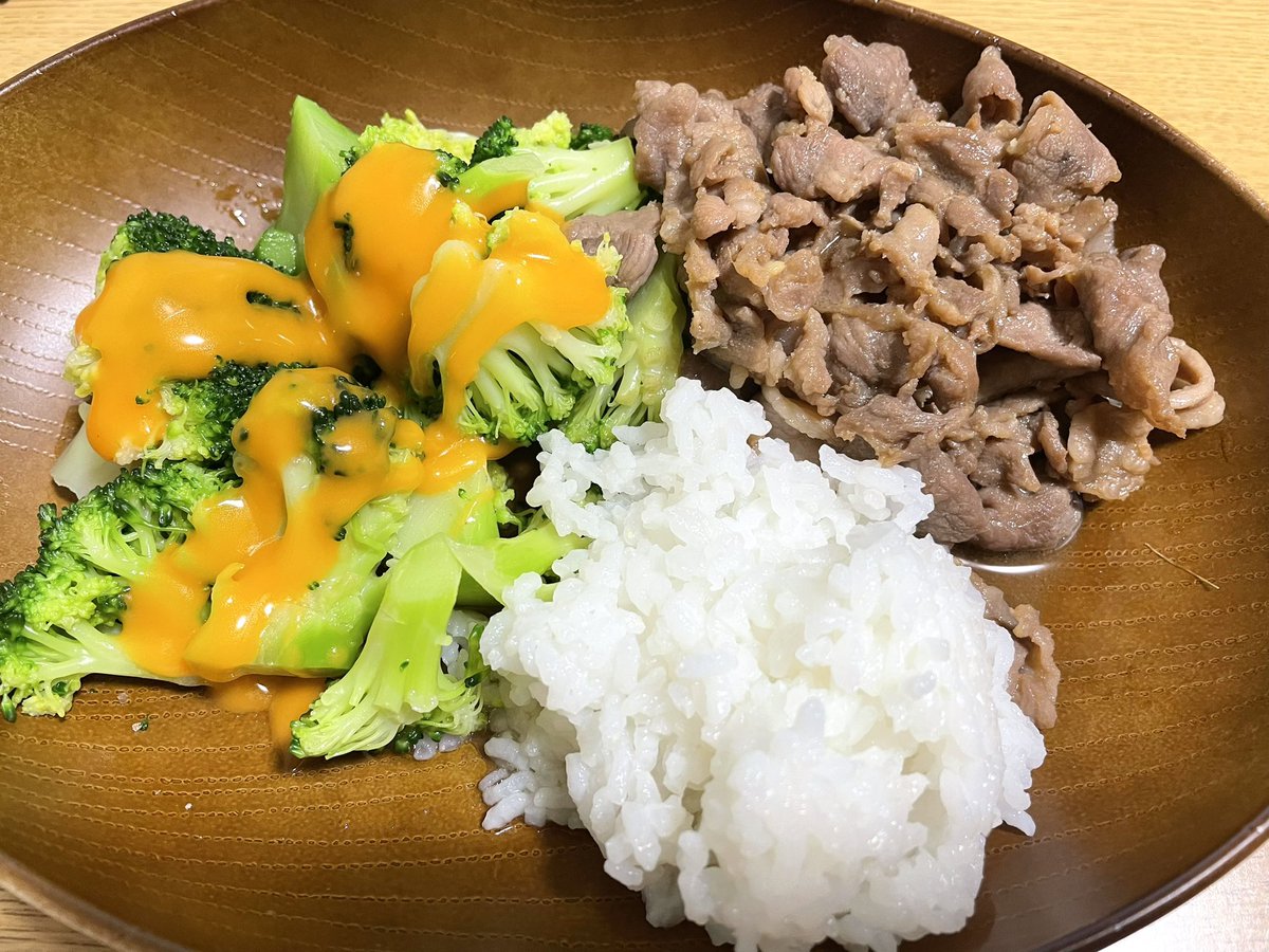 夜ごはん🍽😋 ☘️豚肉の生姜焼き ☘️ブロッコリーサラダ🥦