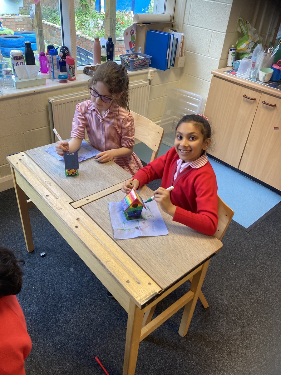 SJC_Juniors's tweet photo. #SJCR8 are having lots of fun decorating their bird boxes they created yesterday.
#SJCJuniors
#SJCWellbeing https://t.co/z30uQhW8bI