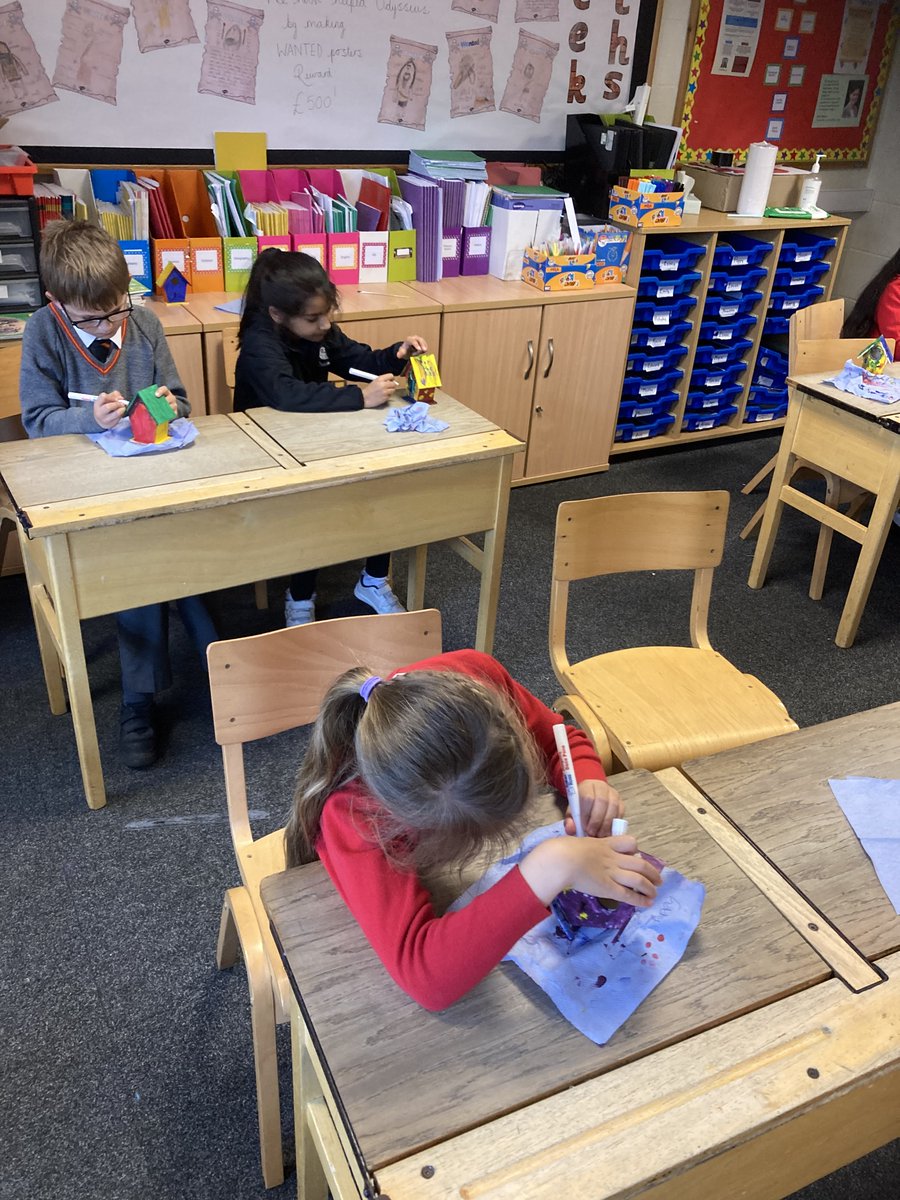 SJC_Juniors's tweet photo. #SJCR8 are having lots of fun decorating their bird boxes they created yesterday.
#SJCJuniors
#SJCWellbeing https://t.co/z30uQhW8bI