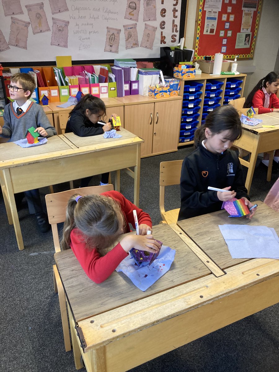 SJC_Juniors's tweet photo. #SJCR8 are having lots of fun decorating their bird boxes they created yesterday.
#SJCJuniors
#SJCWellbeing https://t.co/z30uQhW8bI