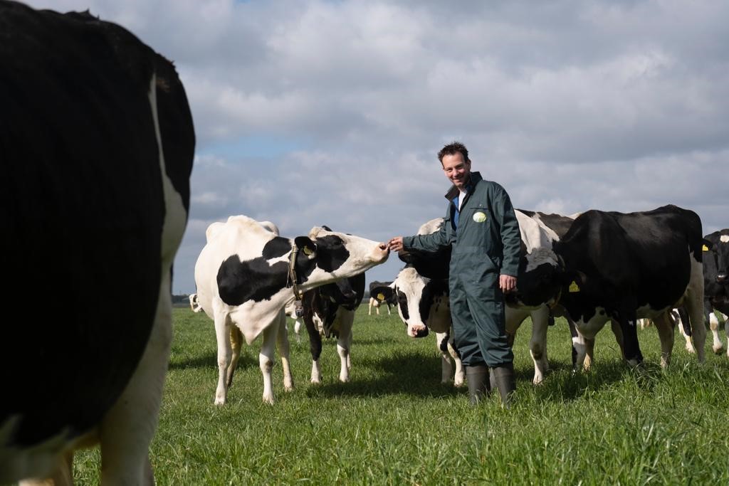 27 mei is het 𝐠𝐫𝐚𝐬𝐤𝐚𝐚𝐬𝐝𝐚𝐠!🐄🧀 Op de kaasmarkt vind je aanstaande vrijdag naast de gewone kazen, ook 60 Noord-Hollandse graskazen. Deze zijn gemaakt van de allereerste 100% Noord-Hollandse weidemelk van dit weideseizoen. Ben jij er ook bij? alkmaarprachtstad.nl/kaasmarkt