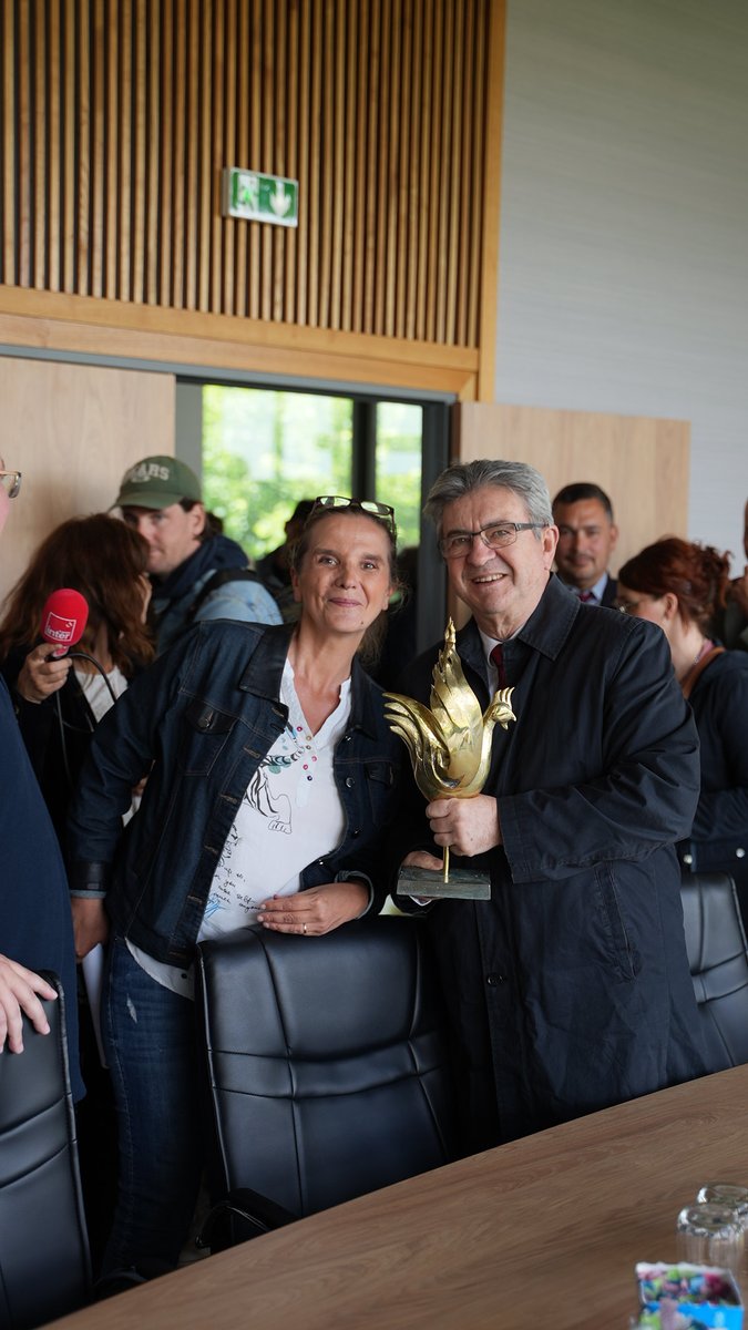 JLMelenchon's tweet photo. Visite de l'entreprise Le Bras Frères à #Jarny, au cœur des restaurations de nos plus beaux monuments historiques. Un savoir-faire d’excellence qu'il faut préserver et transmettre. https://t.co/9ySMrldzYP