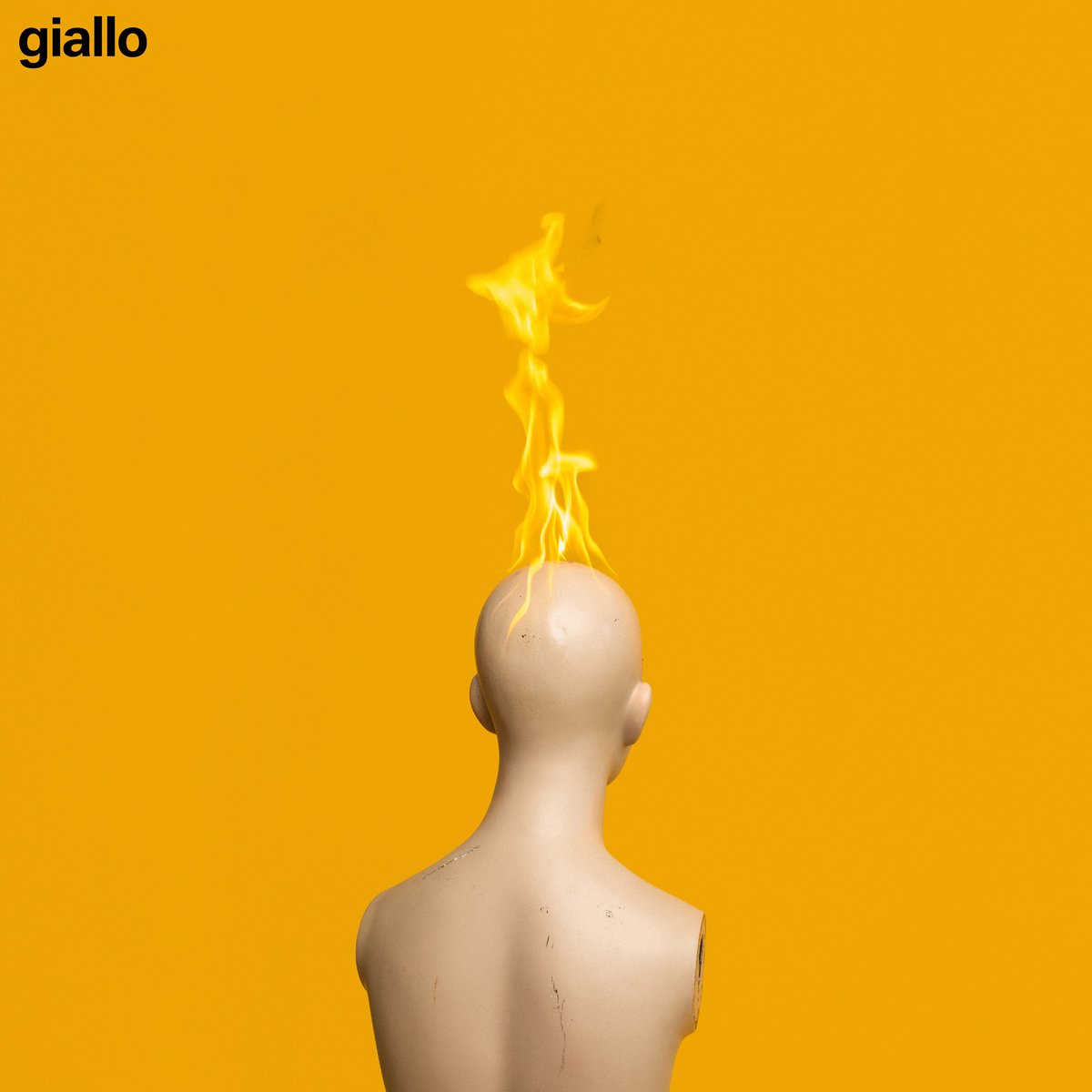 GIALLO. Nuevo álbum. Disponible este jueves 26 de mayo a las 9pm (Cdmx) en plataformas digitales y el viernes 27 en tiendas físicas. Un RT me beneficiaría mucho. Gracias!