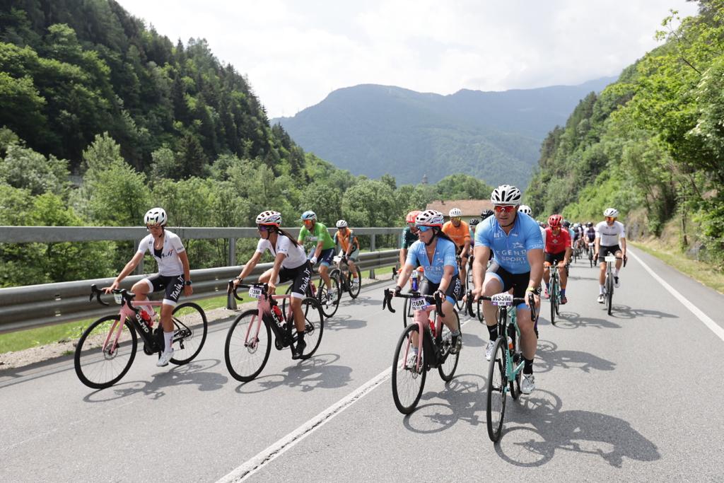 ENIT_italia's tweet photo. Pedalata dopo pedalata, superato il mitico passo del Mortirolo, il #TeamENIT raggiunge l’Aprica,  a cavallo tra Alpi Orobie e le Alpi Retiche Meridionali, meta turistica per gli amanti della natura e dello sport. #GiroE https://t.co/Wq9BnKc985