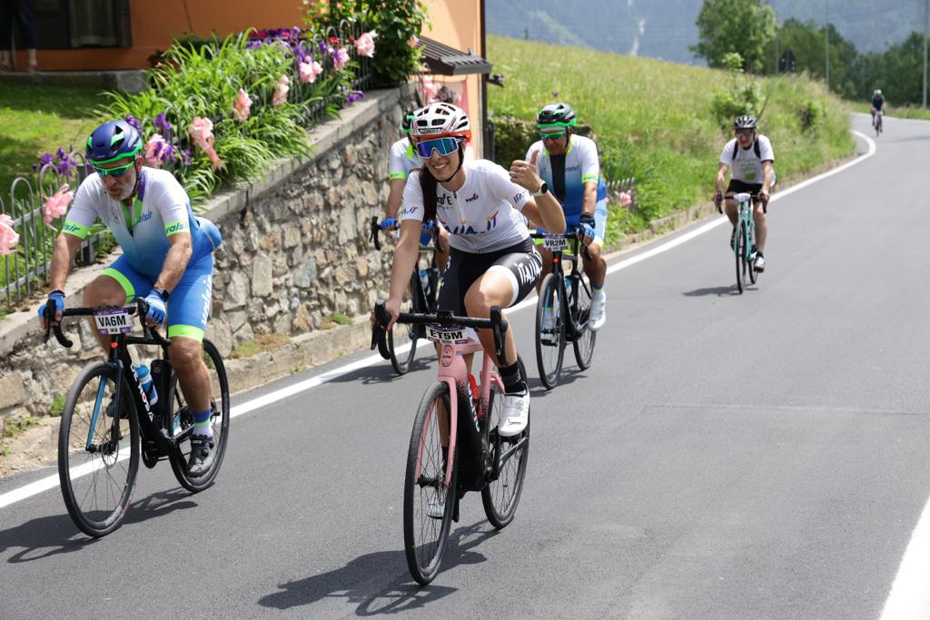 ENIT_italia's tweet photo. Pedalata dopo pedalata, superato il mitico passo del Mortirolo, il #TeamENIT raggiunge l’Aprica,  a cavallo tra Alpi Orobie e le Alpi Retiche Meridionali, meta turistica per gli amanti della natura e dello sport. #GiroE https://t.co/Wq9BnKc985