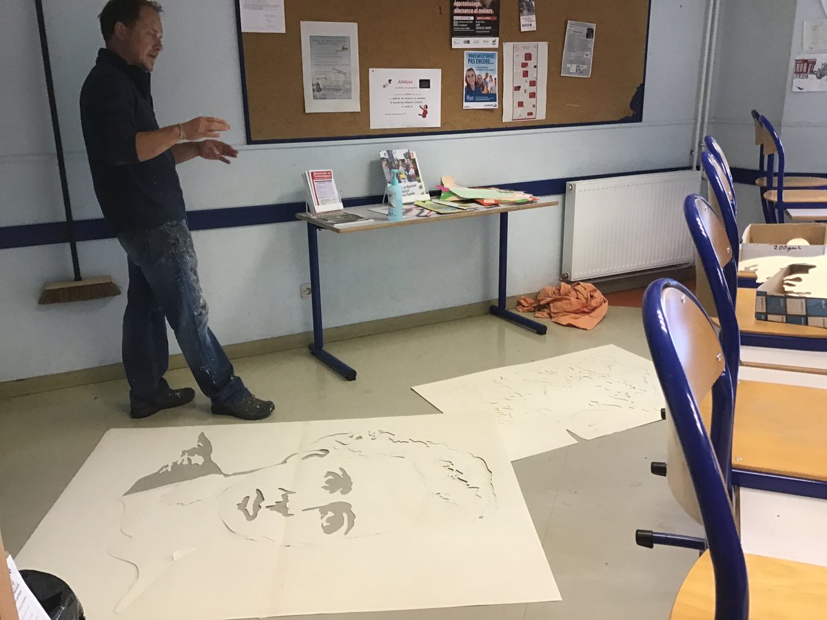 #PEAC Ado : les sens de l’art Création de #streetart par les 3e du <a href="/collegecerisy/">Collège Anne Heurgon-Desjardins</a>  avec le #graffeur Baby K. Après le vote  pour les femmes qu’ils représentent,  réalisation des pochoirs et peinture des portraits en #graffiti dans la cour
<a href="/daac_normandie/">DAAC-Normandie</a> <a href="/dsden50/">DSDEN 50</a> <a href="/LaManche50/">Département de la Manche</a>