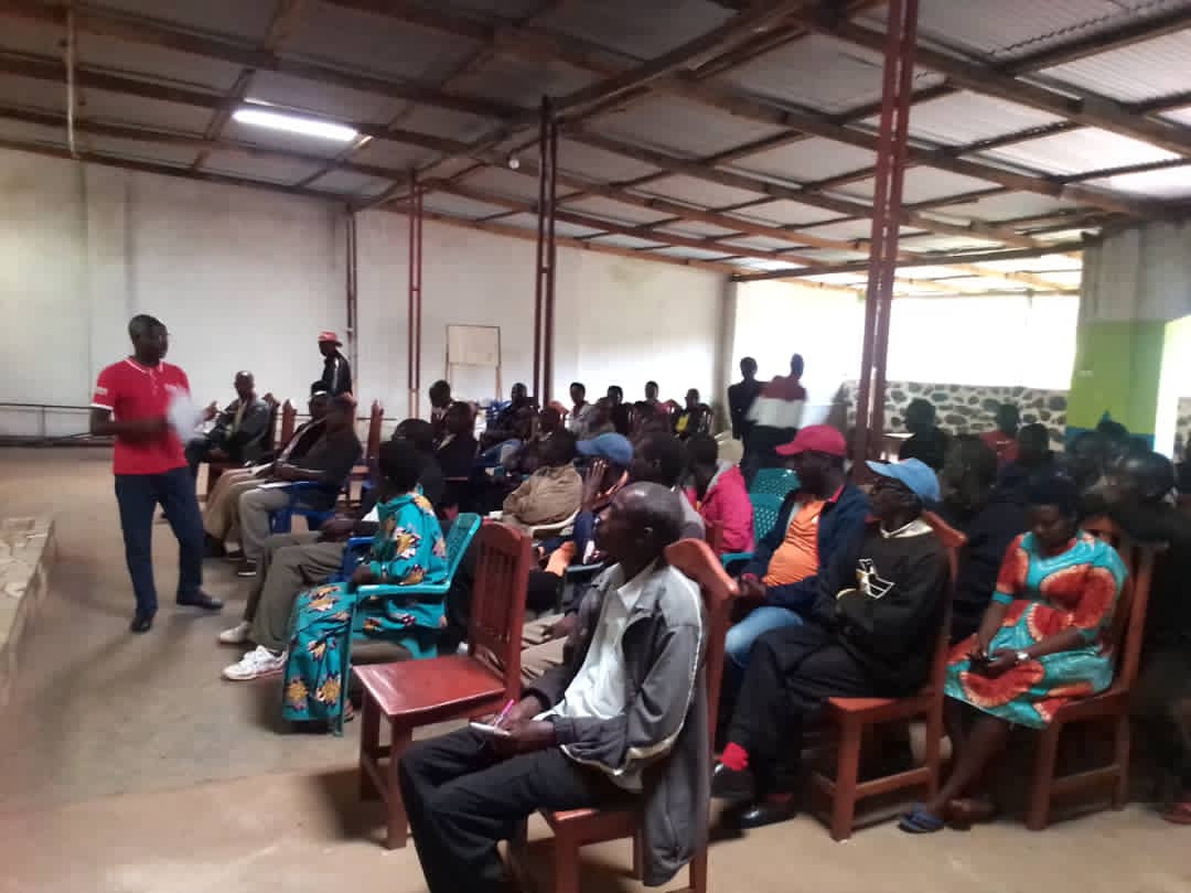GisoziCommune's tweet photo. #Burundi:Ce Mardi le 24/5/2022, l'Administrateur de la @GisoziCommune a tenu une réunion de sensibilisation à l'endroit de la population de la zone nyakararo pour l'adhésion aux mutualités de santé.
@MwaroProvince
@mspls_bdi 
@MininterInfosBi 
@NtareHouse https://t.co/biEmhe5XBY