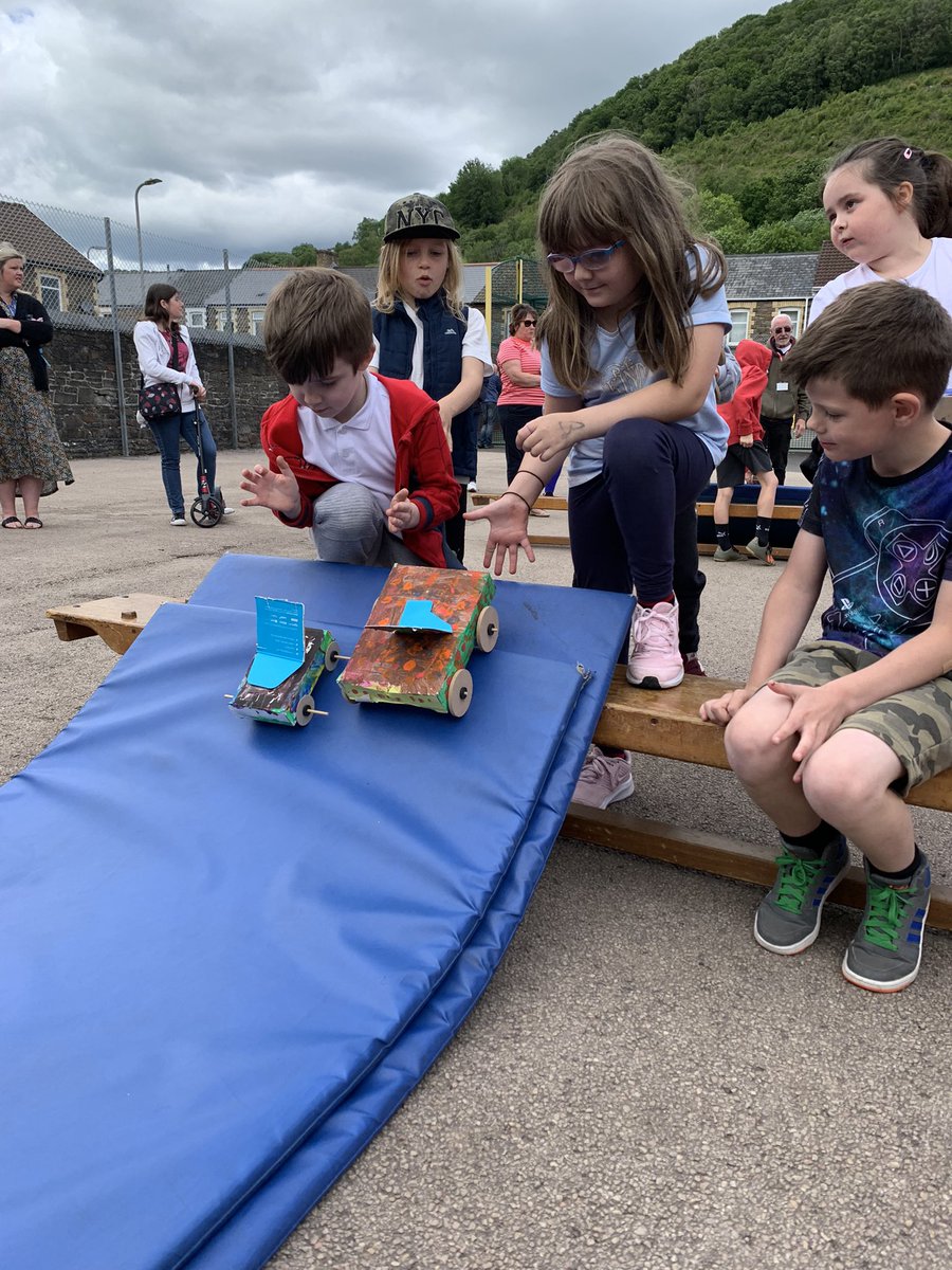 Showcasing our built cars at our Jubilee Float Parade this afternoon! 🚙 🚗 @waunfawrps @NerysTudor @EAS_STEM #DT #Designandbuild #ambitiouscapable #healthyconfident #teamwork